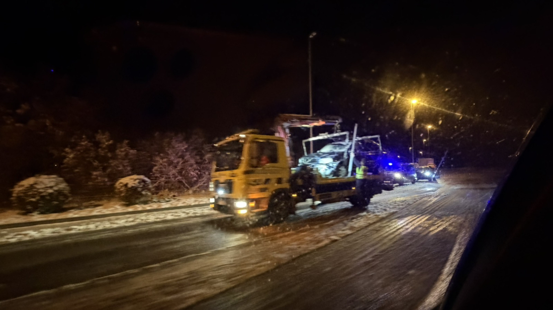 Zbog snijega i neprilagođene brzine automobil završio na krovu kod Kanfanara