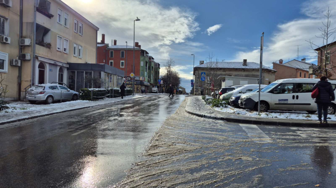 Nakon snježnih oborina u Puli: osigurava se prohodnost cesta i pješačkih površina