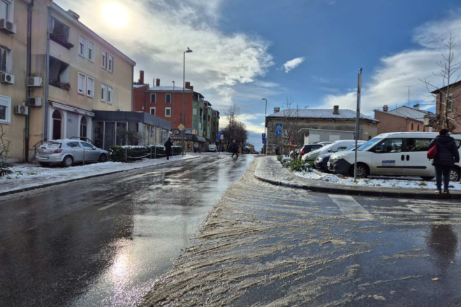 Nakon snježnih oborina u Puli: osigurava se prohodnost cesta i pješačkih površina