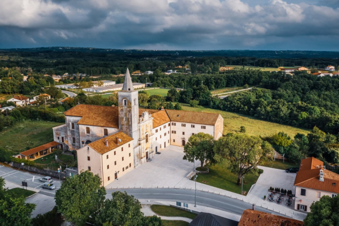 PRVA OPĆINA U HRVATSKOJ! Sveti Petar u Šumi jedini u Hrvatskoj plaća bake i djedove za čuvanje unuka