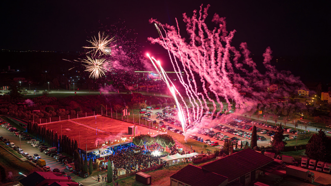 Novigrad: Na humanitarnoj manifestaciji “Goodbye 2025” prikupljeno 14.000 eura za DVD Neapolis