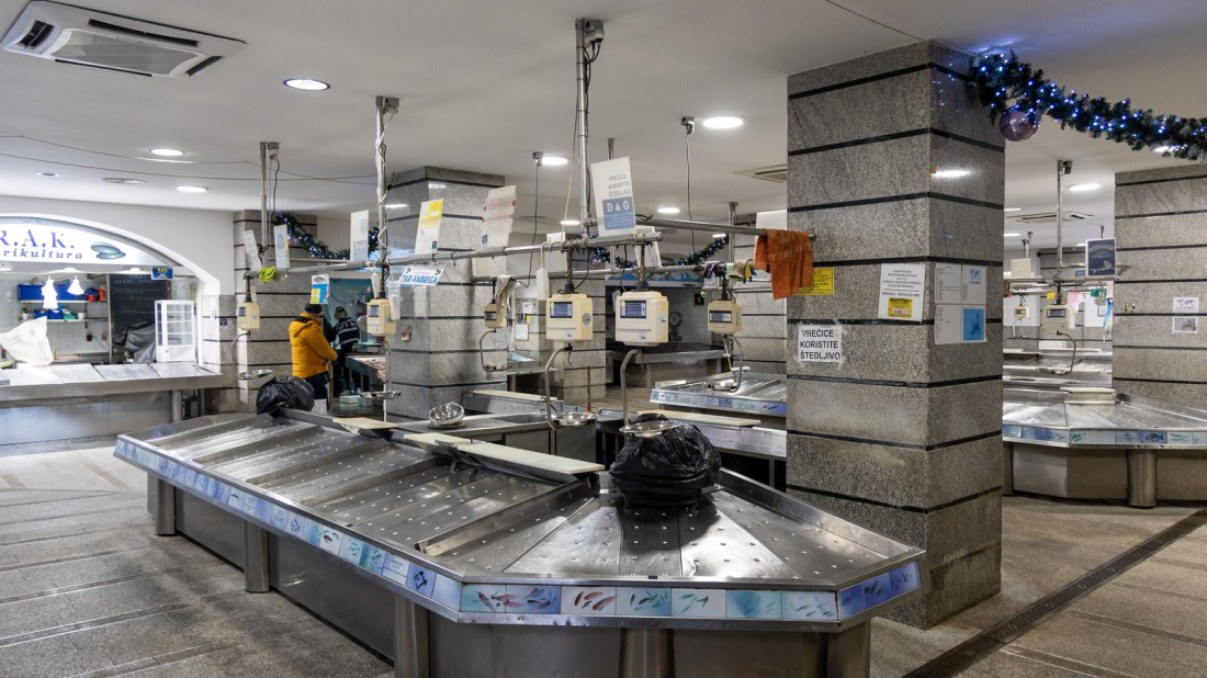 Prazna ribarnica na pulskoj tržnici: Hladnoća i lovostaj ispraznili štandove