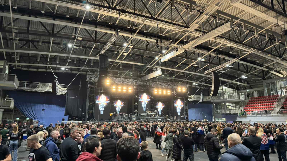 BROJNI POSJETITELJI ZAUZELI SVOJA MJESTA! Sve je spremno za večerašnji Thompsonov koncert u Žatici