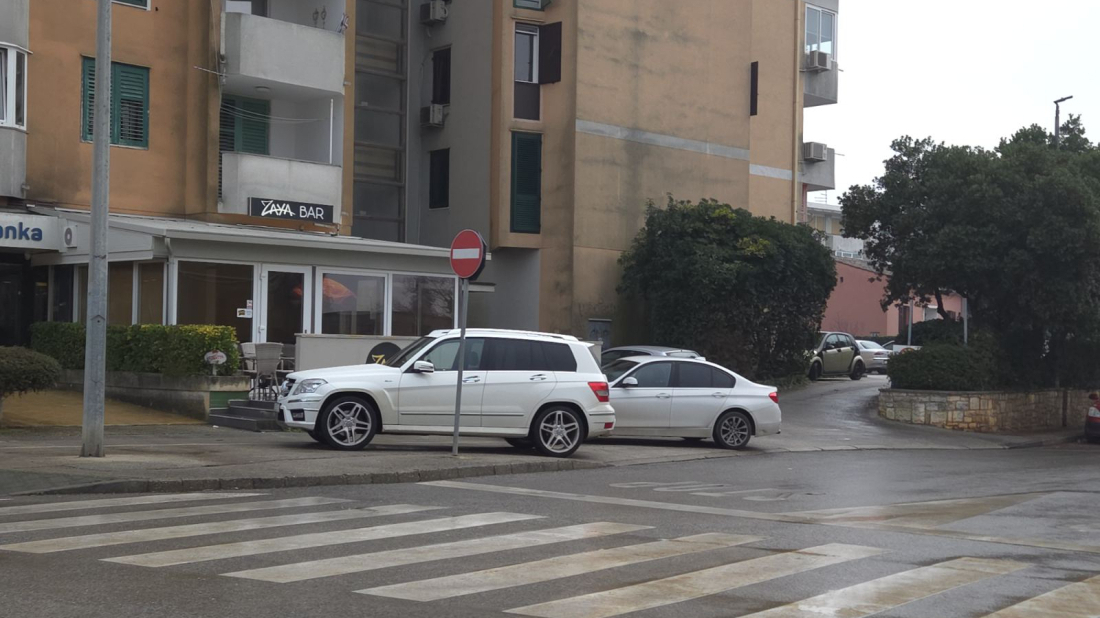 DOZNAJEMO DETALJE: Rovinjac pijan vrijeđao gošću kafića pa je istukao – sud mu odredio mjesec dana zatvora!