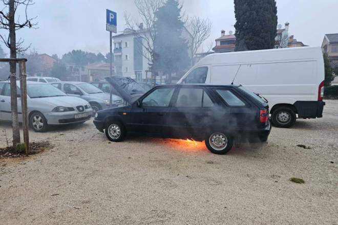 Foto: U Rovinju došlo do požara automobila