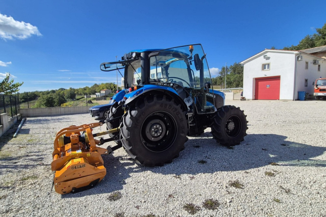 Vižinada ulaže u vlastitu komunalnu opremu – EU sredstvima nabavljen novi traktor!