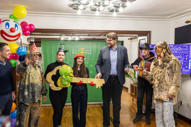 Maškare preuzele ključeve Grada Pule!