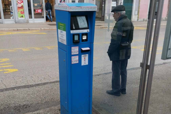 U Puli nova usluga za građane: Na Giardinima postavljen uređaj na kojem se mogu kupiti i parkirne i autobusne karte
