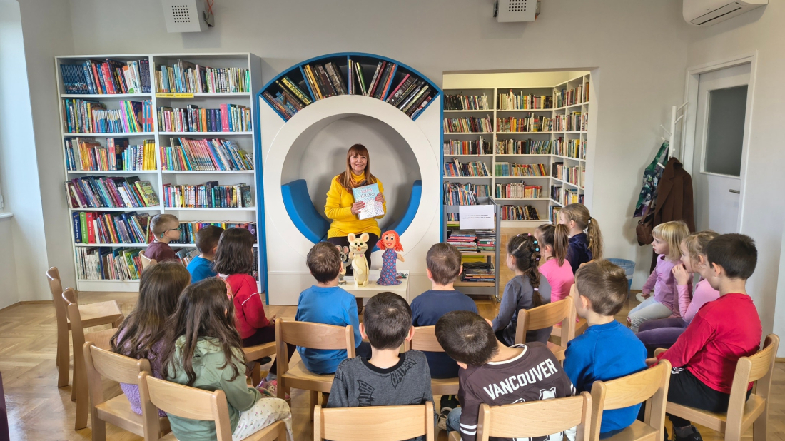 Rovinj: U Gradskoj knjižnici Tatjana Pokrajac-Papucci predstavila novu slikovnicu „Latica skitalica“