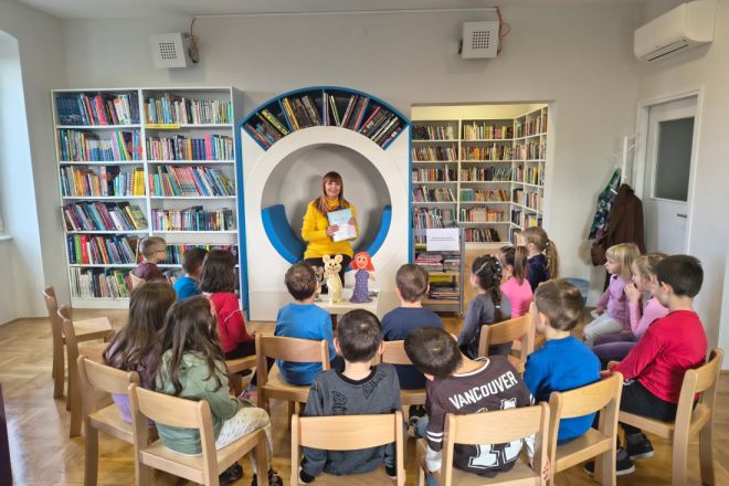 Rovinj: U Gradskoj knjižnici Tatjana Pokrajac-Papucci predstavila novu slikovnicu „Latica skitalica“