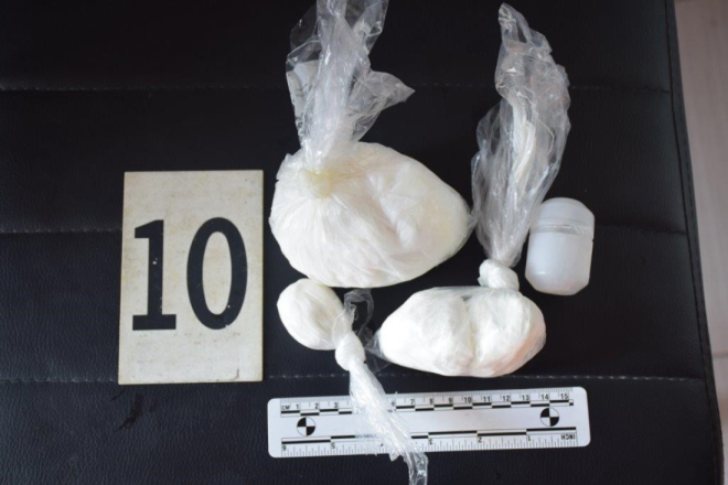 Policija u Umagu pronašla kokain i marihuanu, vage i opremu za pakiranje, muškarac završio u zatvoru!