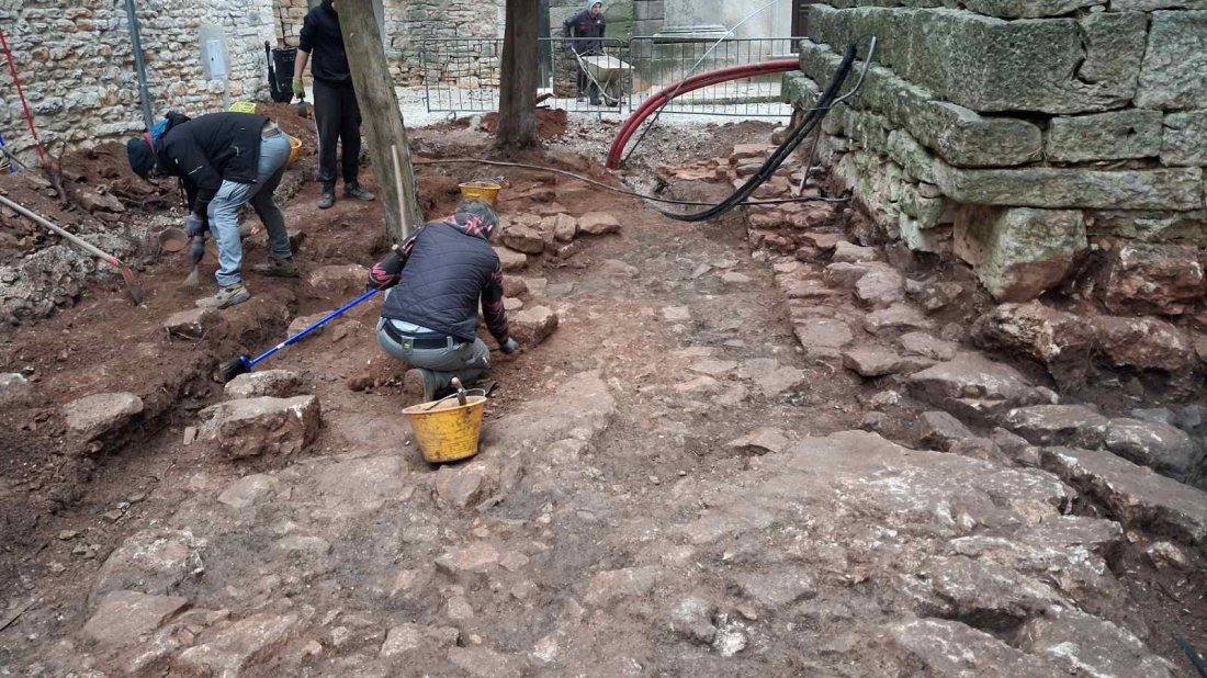 Arheološka istraživanja na trgu u Balama: završna faza uređenja starogradske jezgre!