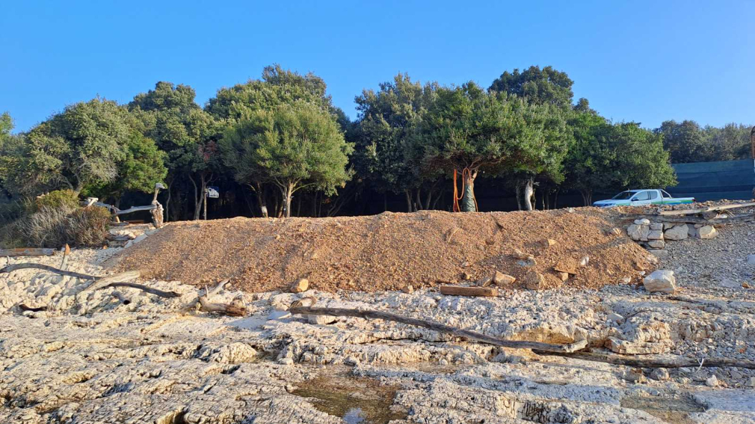 Grad Rovinj reagirao na prijavu na Punta Križu: Utvrđeno nasipavanje obale, naloženo uklanjanje materijala