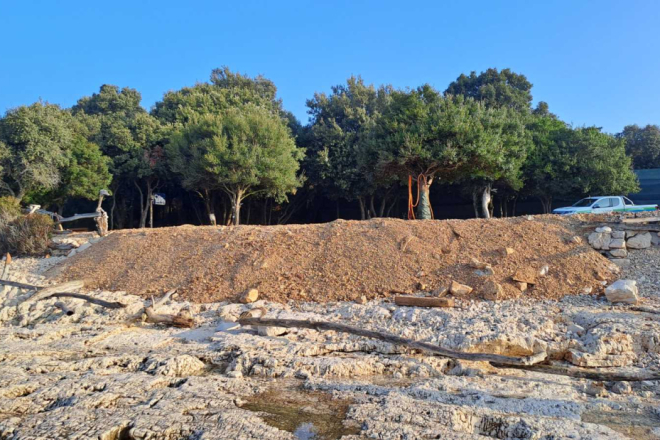 Grad Rovinj reagirao na prijavu na Punta Križu: Utvrđeno nasipavanje obale, naloženo uklanjanje materijala