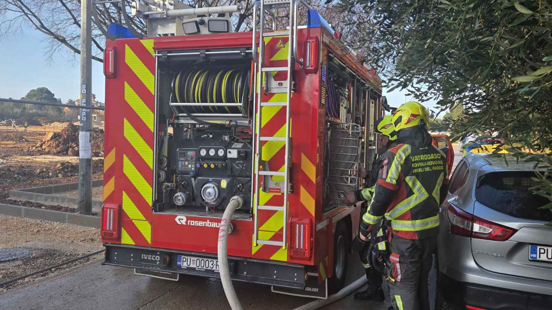 Planuo požar šume u Radeki Glavici, interveniraju vatrogasci iz Pule