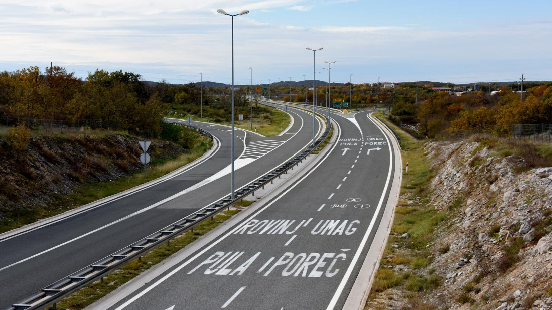 Tijekom vikenda u Istri 20 prometnih nesreća, jedan vozač jurio 183 km/h na Istarskom ipsilonu