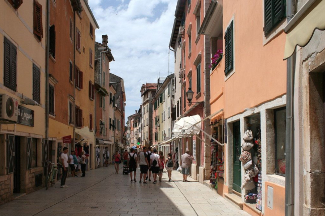 'Previše istih trgovina, a premalo kvalitete'! Pretvara li se rovinjska Carera u ulicu bez identiteta?