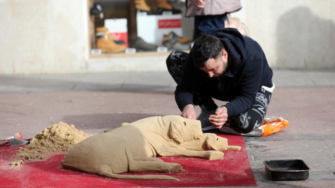 Od pijeska do umjetnosti: Mladić u centru Pule oduševio prolaznike realističnom skulpturom psa