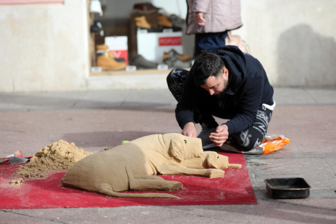 Od pijeska do umjetnosti: Mladić u centru Pule oduševio prolaznike realističnom skulpturom psa