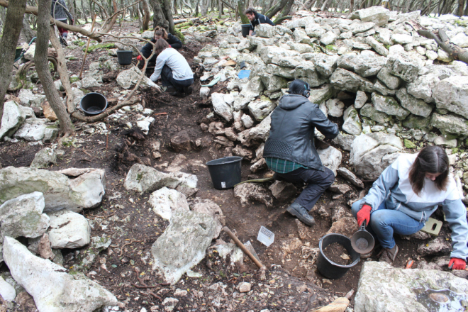 Veliko arheološko otkriće na Brijunima: Pronađeni ostaci više osoba u grobnoj staroj 3000 godina