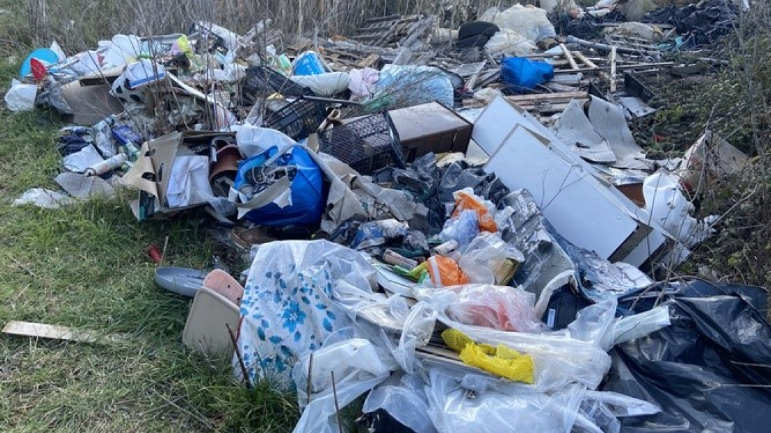 Sramota u Puli: Na prijavljeni divlji deponij stigle nove hrpe otpada