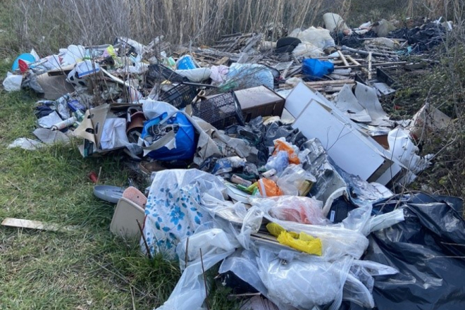 Sramota u Puli: Na prijavljeni divlji deponij stigle nove hrpe otpada