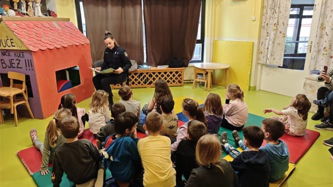 Knjižnica puna priča: mališani u Buzetu obilježili Dan čitanja naglas