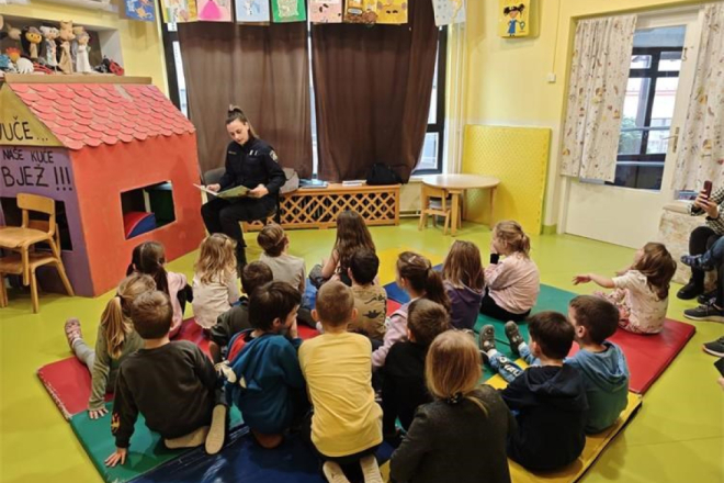 Knjižnica puna priča: mališani u Buzetu obilježili Dan čitanja naglas