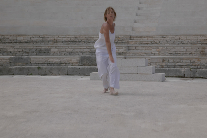 Eksperimentalni plesni film “Bijelo” Alexandre Madsen u petak na Maloj sceni INK-a