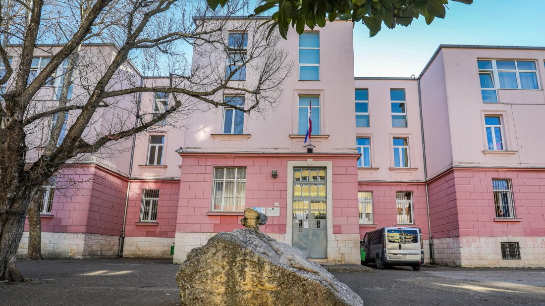 Što se događa u OŠ Monte Zaro? Učenici svjedočili incidentu učiteljice, u školu došli policija i hitna pomoć