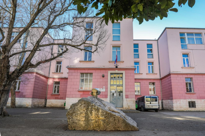 Što se događa u OŠ Monte Zaro? Učenici svjedočili incidentu učiteljice, u školu došli policija i hitna pomoć