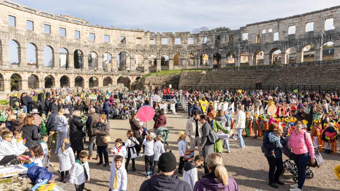 25. Dječji karneval ispunio pulsku Arenu: 1300 mališana sudjelovalo u šarenom maškaranom defileu
