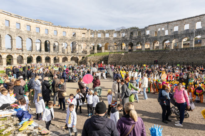25. Dječji karneval ispunio pulsku Arenu: 1300 mališana sudjelovalo u šarenom maškaranom defileu