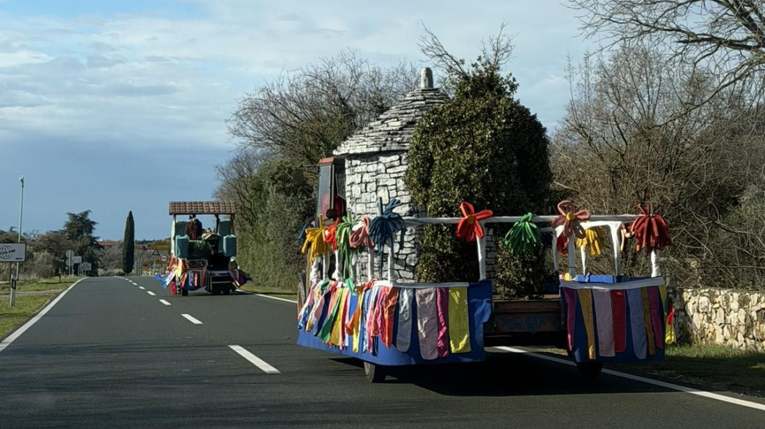 Maškare na cesti: Traktori s pokretnim pozornicama jutros iznenadili vozače kod Rovinja