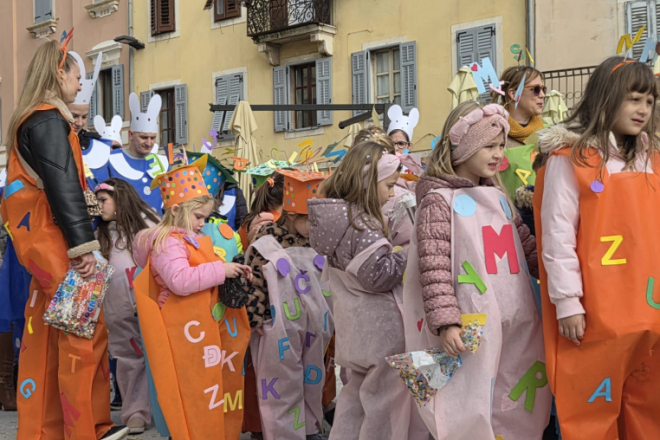 Foto/Video: Više od 900 maškara rasplesalo Rovinj i ispunilo trg smijehom i bojama