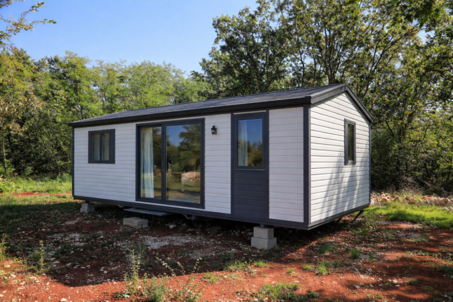 Općina Tinjan upozorava na nezakonito postavljanje kontejnera i mobilnih kućica - vlasnicima slijede kazne i uklanjanja!