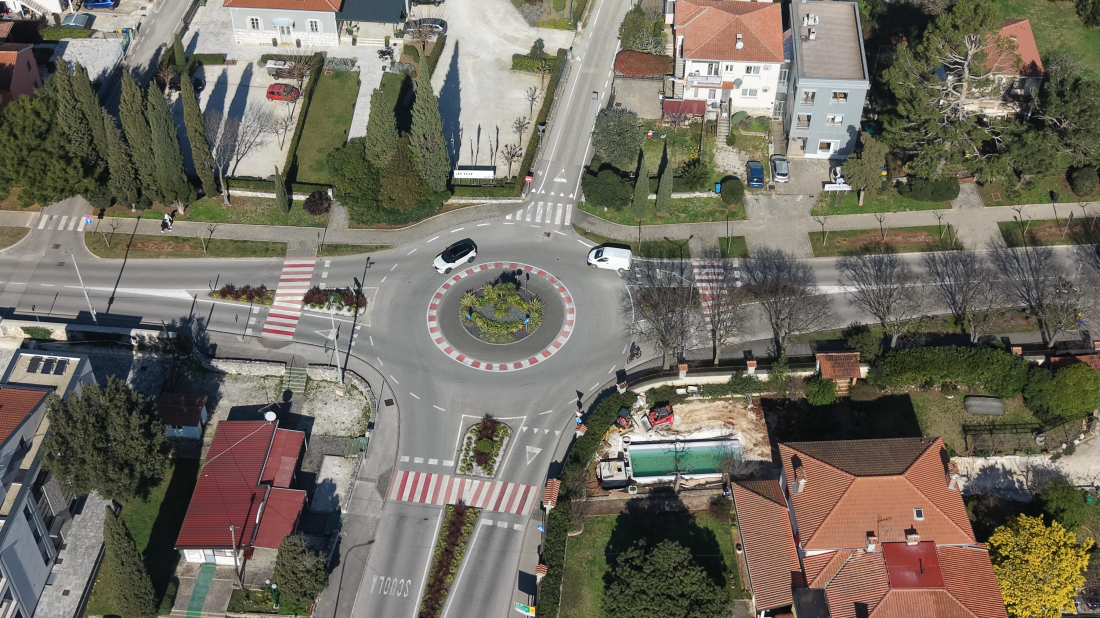 Razbijao automobil u noći: 26-godišnji državljanin Srbije osumnjičen za oštećenje vozila u Rovinju