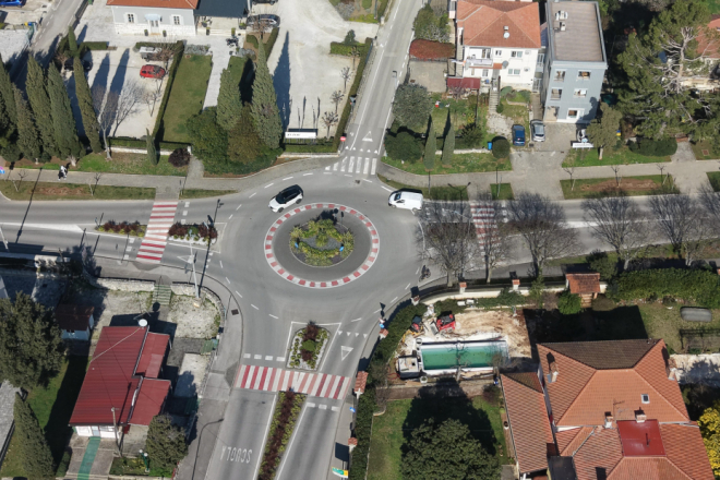 Razbijao automobil u noći: 26-godišnji državljanin Srbije osumnjičen za oštećenje vozila u Rovinju