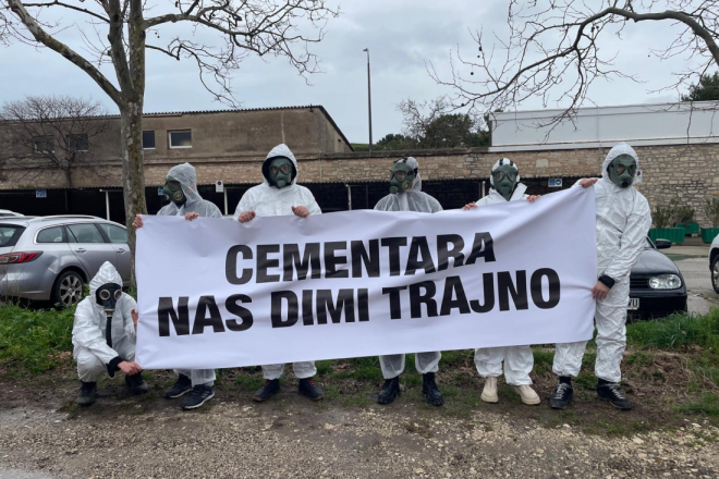 S plinskim maskama na prosvjedu: Aktivisti upozorili na zagađenje kod pulske cementare