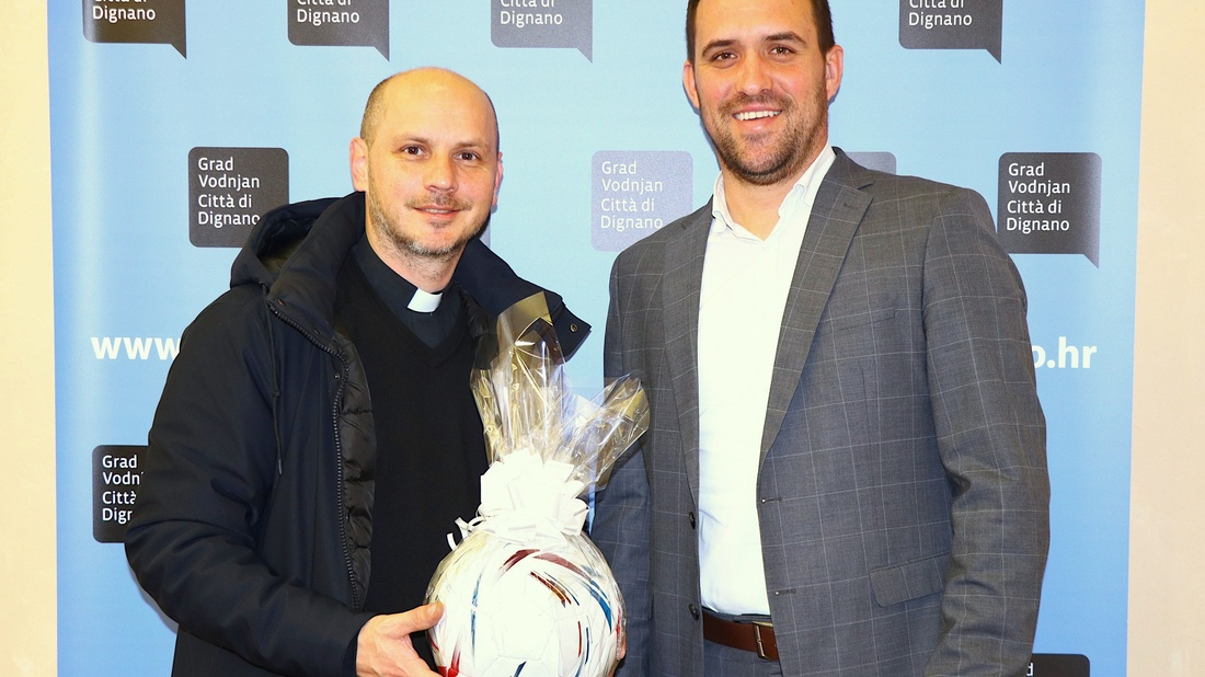 Srebrni svećenik iz Galižane na prijemu kod gradonačelnika: Vladimir Brizić briljirao na EP-u u malom nogometu