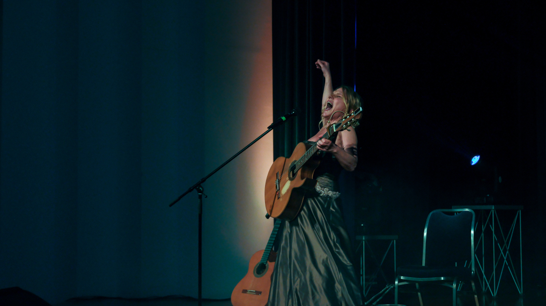 Elis Lovrić ispunila Dvoranu Adris emocijama: Večer koja je spojila glazbu, glumu i poeziju