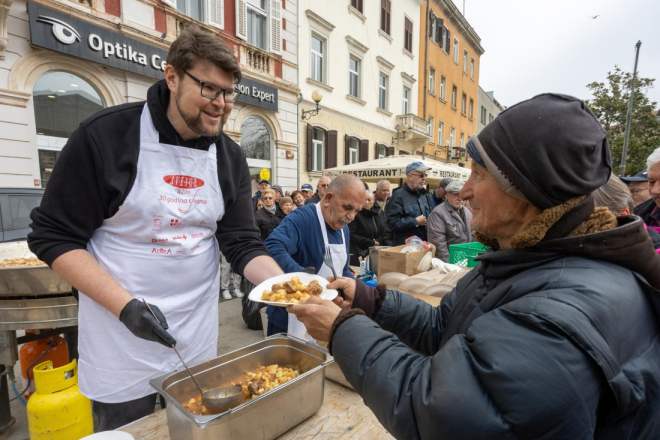 Foto: Pulska tržnica mirisala na veprovinu, građani u redovima za lovački doručak! Kuhao i gradonačelnik Grbin