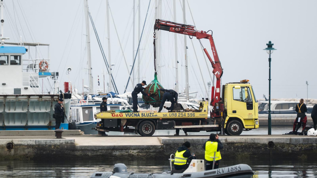 Foto: Iz rovinjske uvale Lone uspješno izvađena protubrodska mina iz Drugog svjetskog rata