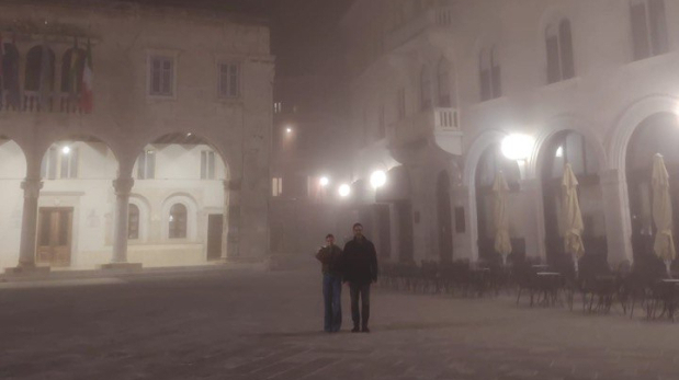 "Centar Pule gotovo je prazan. Zatvoreni izlozi, ugašena svjetla.."