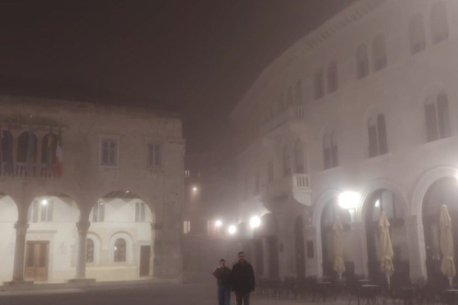 "Centar Pule gotovo je prazan. Zatvoreni izlozi, ugašena svjetla.."