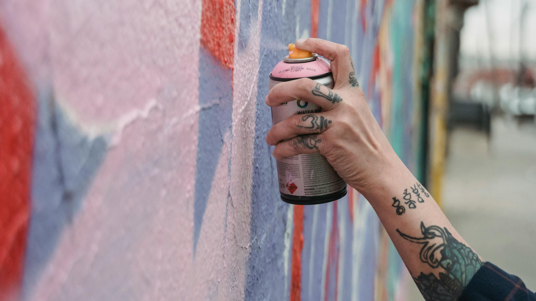 I nije tako mlad.. Muškarac u Vinežu grafitom išarao zid trafostanice