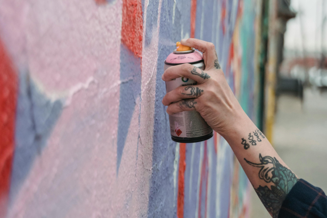 I nije tako mlad.. Muškarac u Vinežu grafitom išarao zid trafostanice