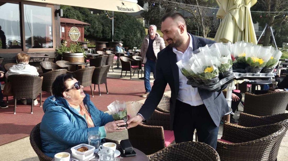 Načelnik Ivan Kirac povodom Međunarodnog dana žena darovao cvijeće mještankama Općine Medulin