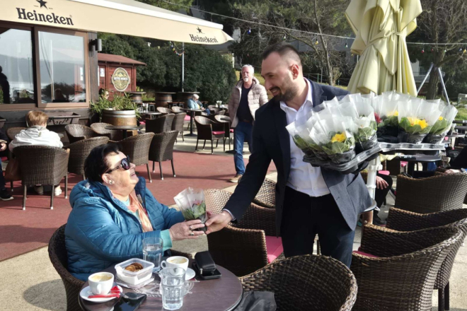 Načelnik Ivan Kirac povodom Međunarodnog dana žena darovao cvijeće mještankama Općine Medulin