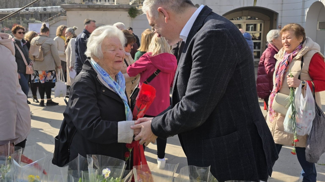 Miletić i Grbin u Puli dijelili cvijeće povodom Dana žena